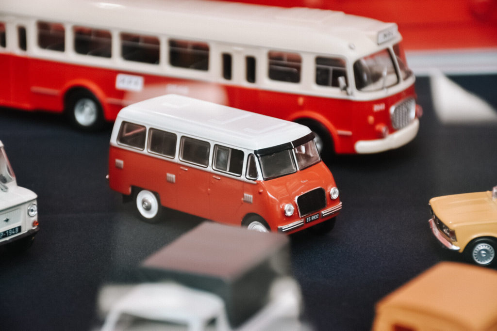 Zabawki klasycznych samochodów w Muzeum Techniki i Komunikacji Zajezdnia.
