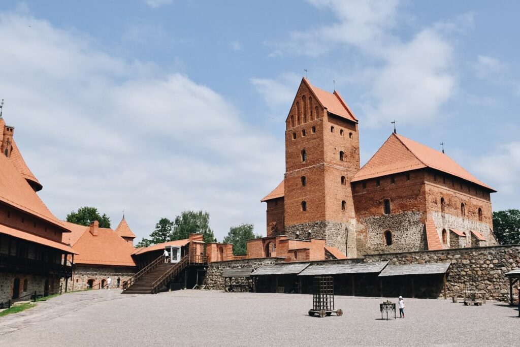 Dziedziniec zamkowy w Trokach.