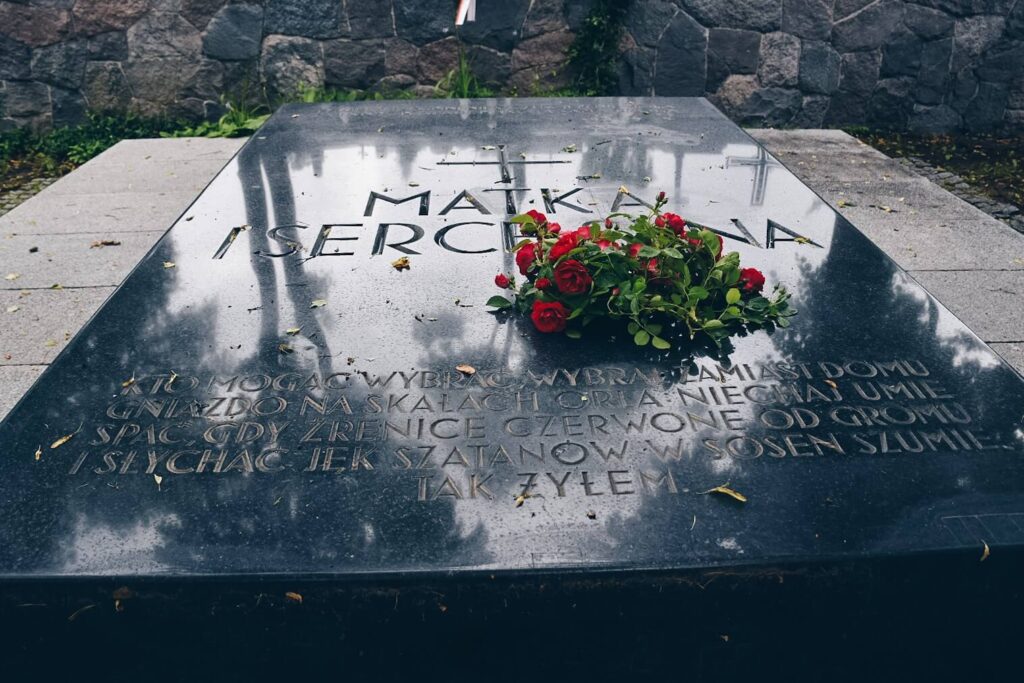 Cmentarz na Rossie, grób matki Piłsudskiego i miejsce pochówku jego serca. .