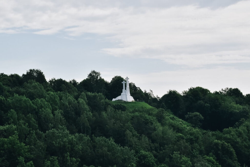 Góra Trzykrzyska widziana z Baszty Giedymina.