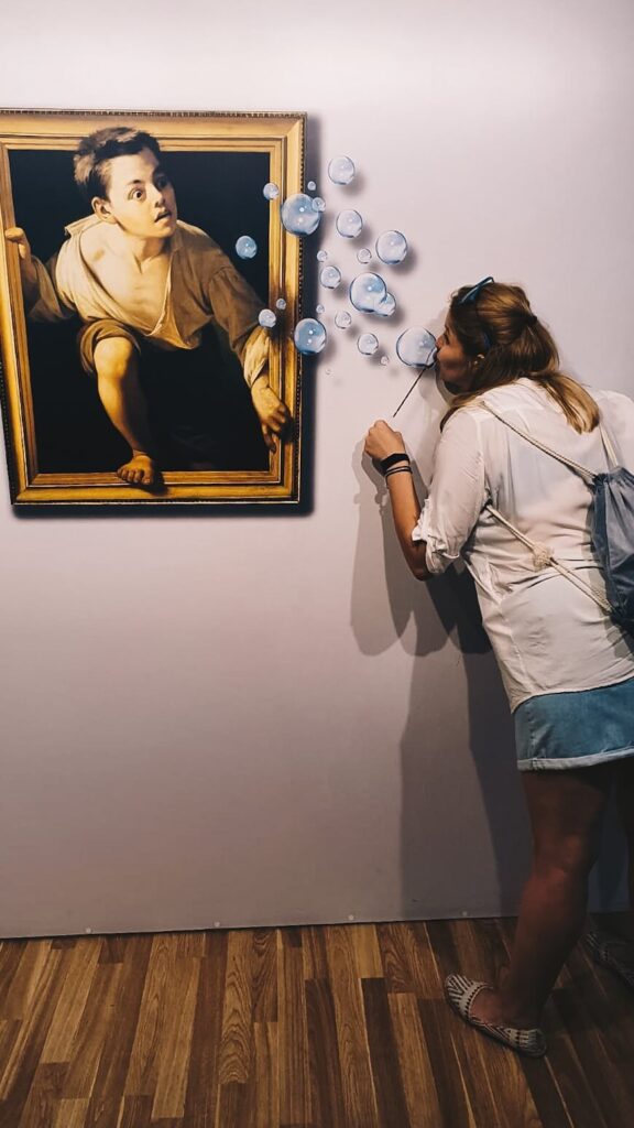 Dziewczyna w Muzeum Iluzji, Wilno.