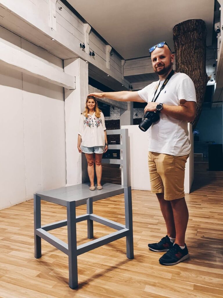 Para w Muzeum Iluzji, Wilno.