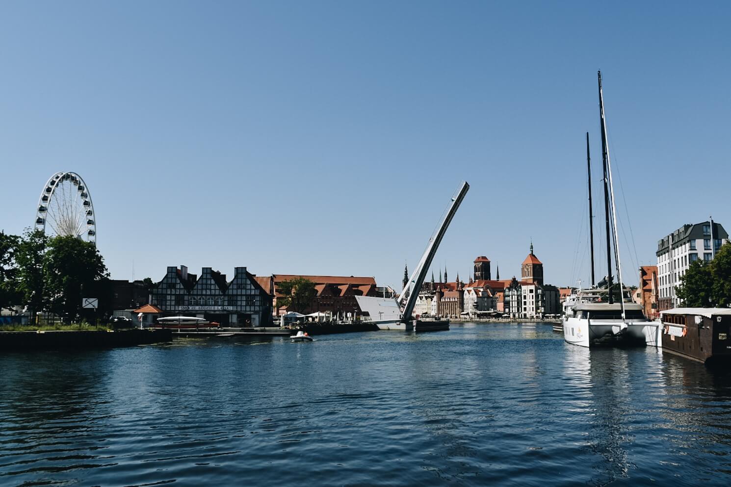 Motława przepływająca przez Gdańsk, nabrzeże miasta.