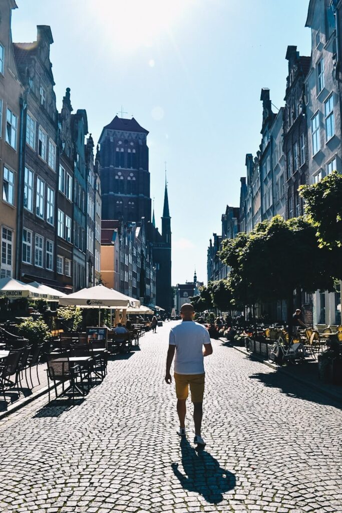 Turysta na gdańskiej uliczce.