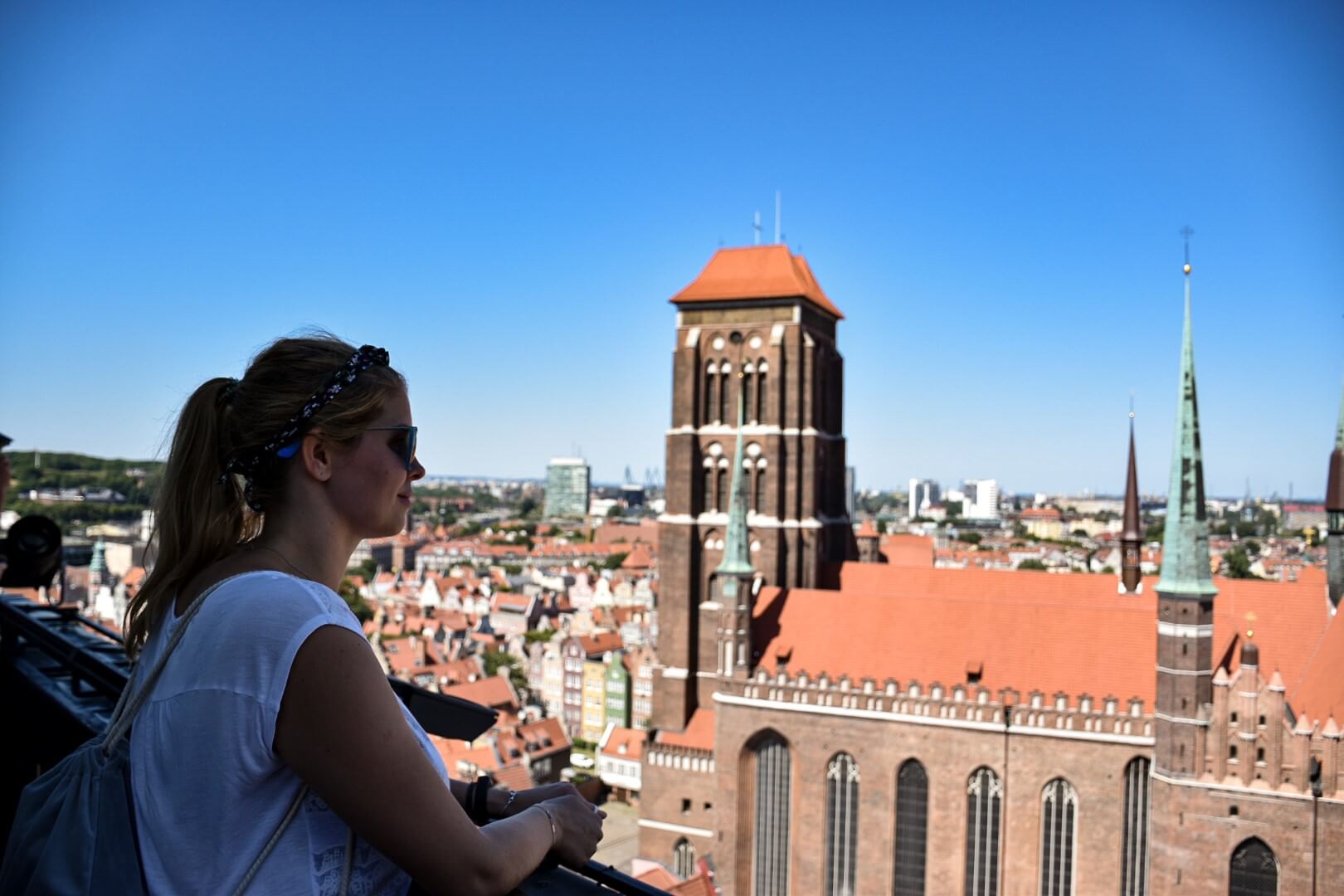 Turystka na wieży widokowej Ratusza w Gdańsku.