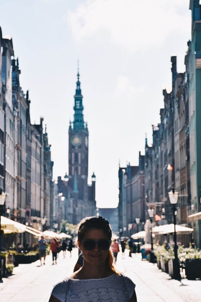 Turystka na ul. długiej w Gdańsku.