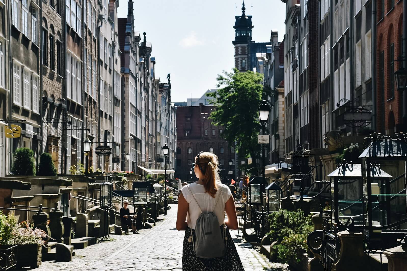 Turystka na ulicy Mariackiej w Gdańsku.