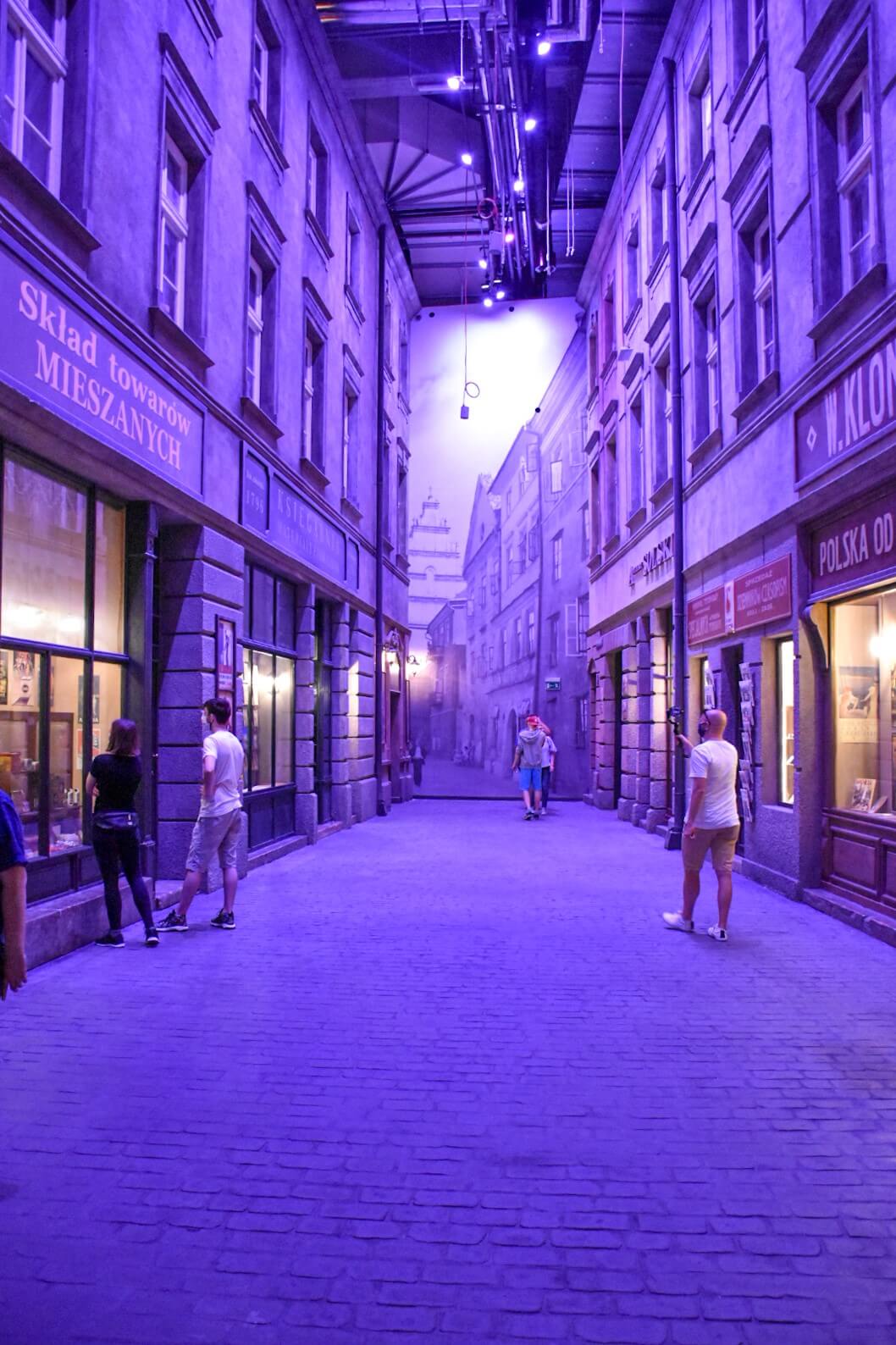 Muzeum II Wojny Światowej w Gdańsku, ulica stylizowana na lata międzywojenne.