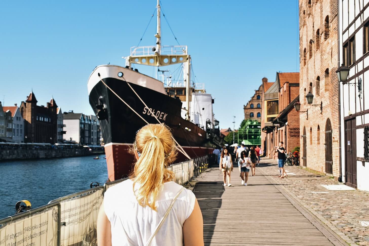 Turystka prze zabytkowym statku Sołdek Gdańsk.
