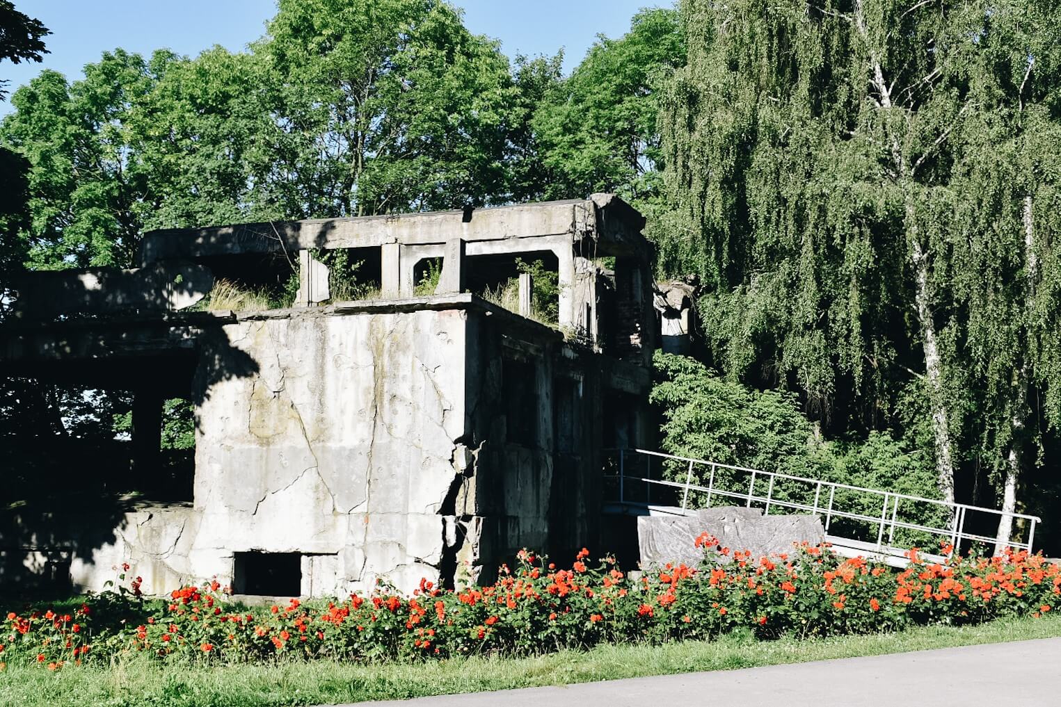Ruiny koszar na Westerplatte.
