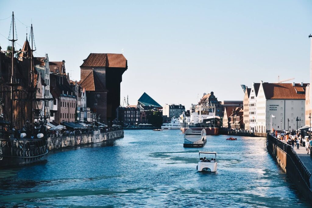 Motława i nabrzeże Gdańska w tle Żuraw i Muzeum II Wojny Światowej.