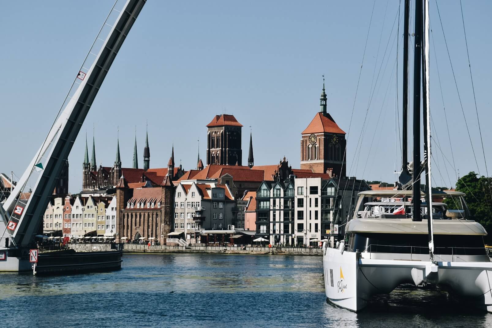 Motława przepływająca przez Gdańsk, nabrzeże miasta.