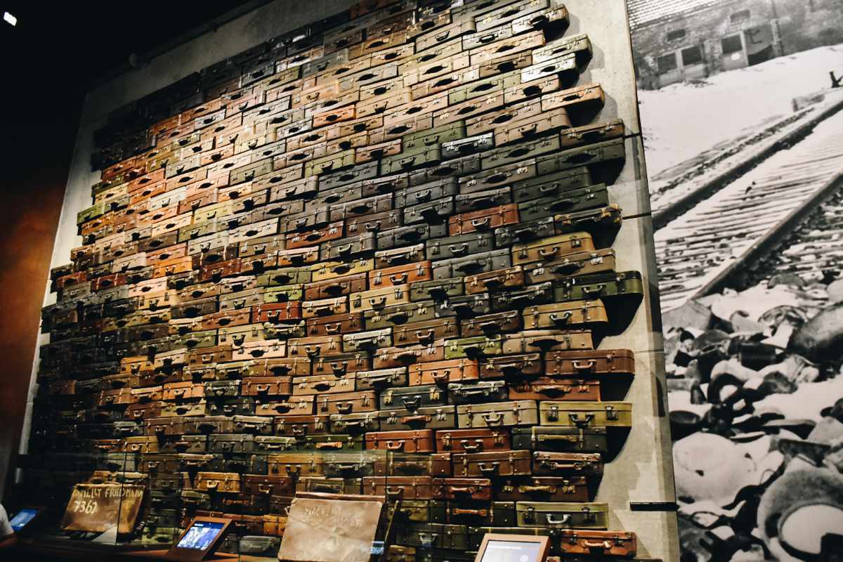 Walizki ofiar w Muzeum II Wojny Światowej.