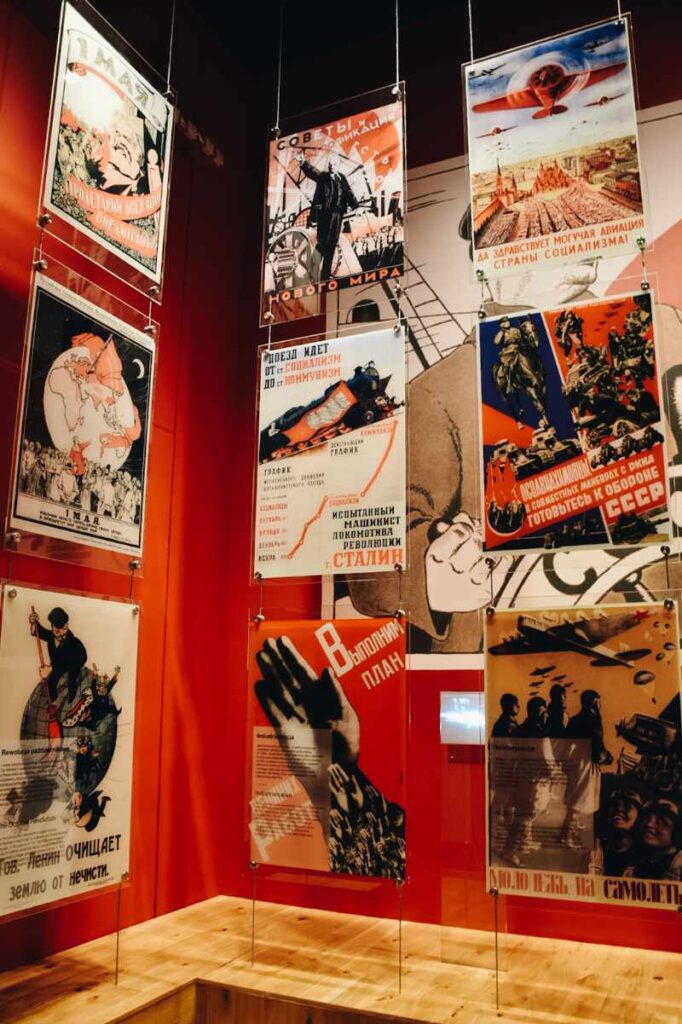 Propagandowe plakaty w Muzeum II Wojny Światowej.