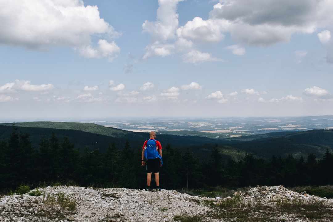 Turysta na górskim szlaku.