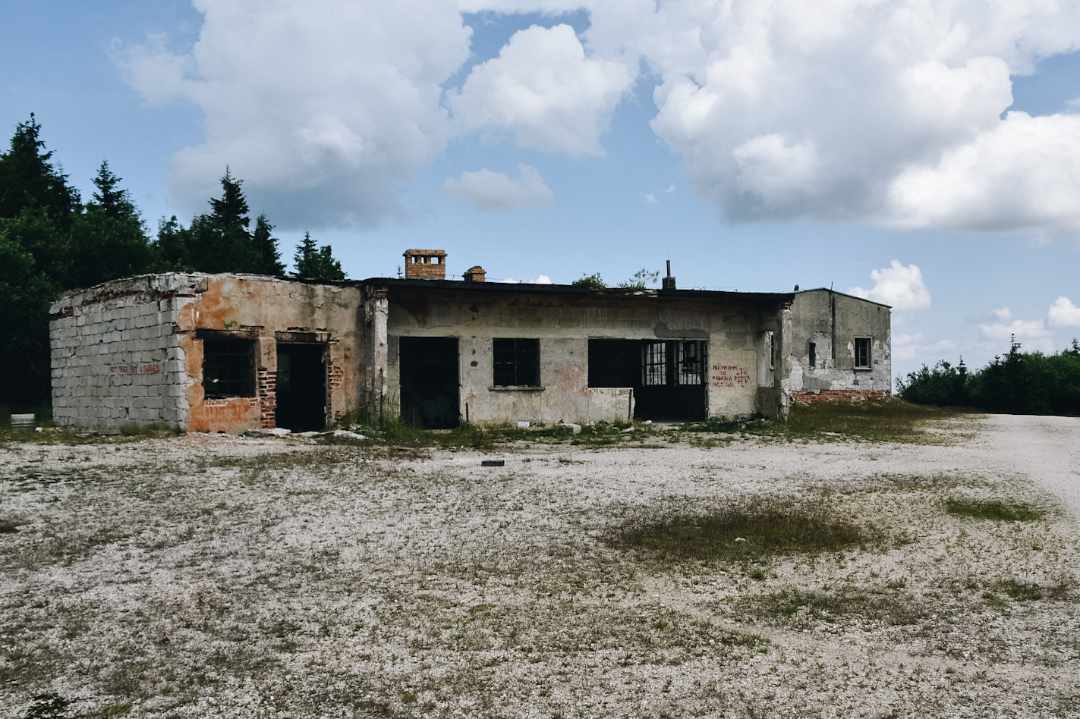 Opuszczona kopalnia kwarcu w Górach Izerskich.