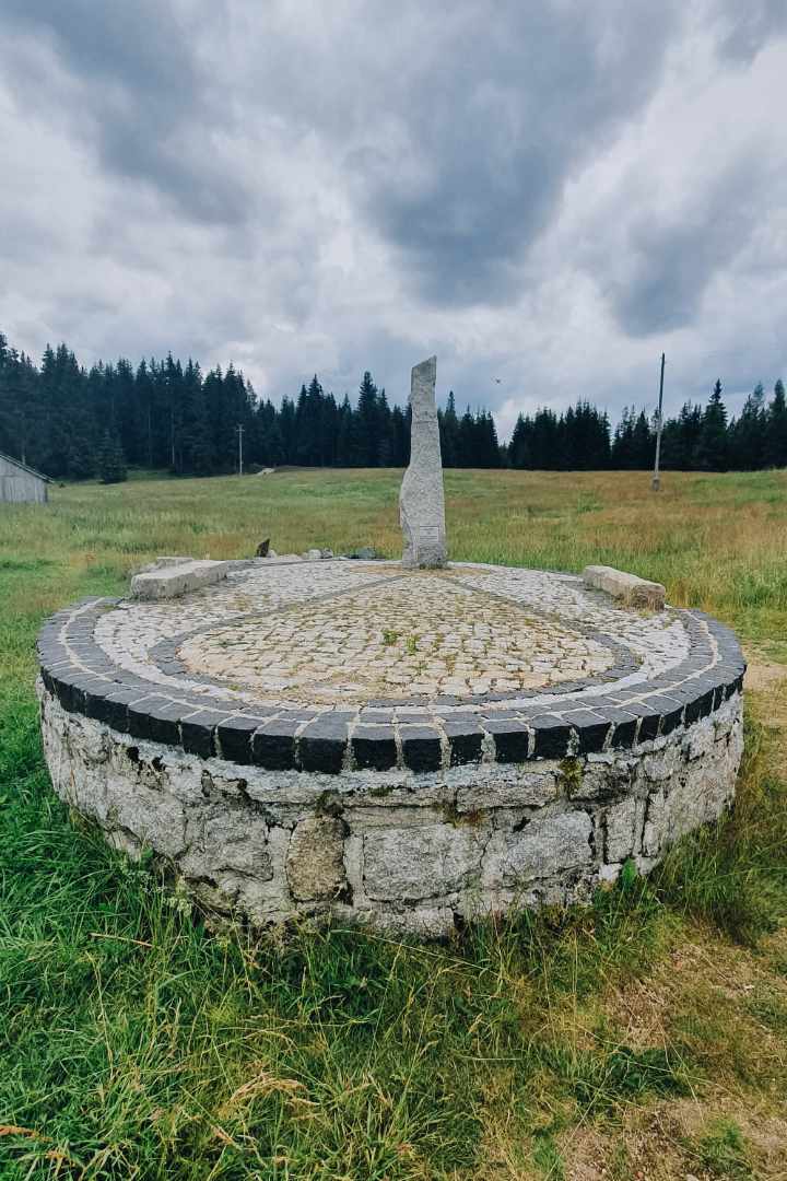 Model układu Słonecznego Góry Izerskie, kamienny symbol Słońca.