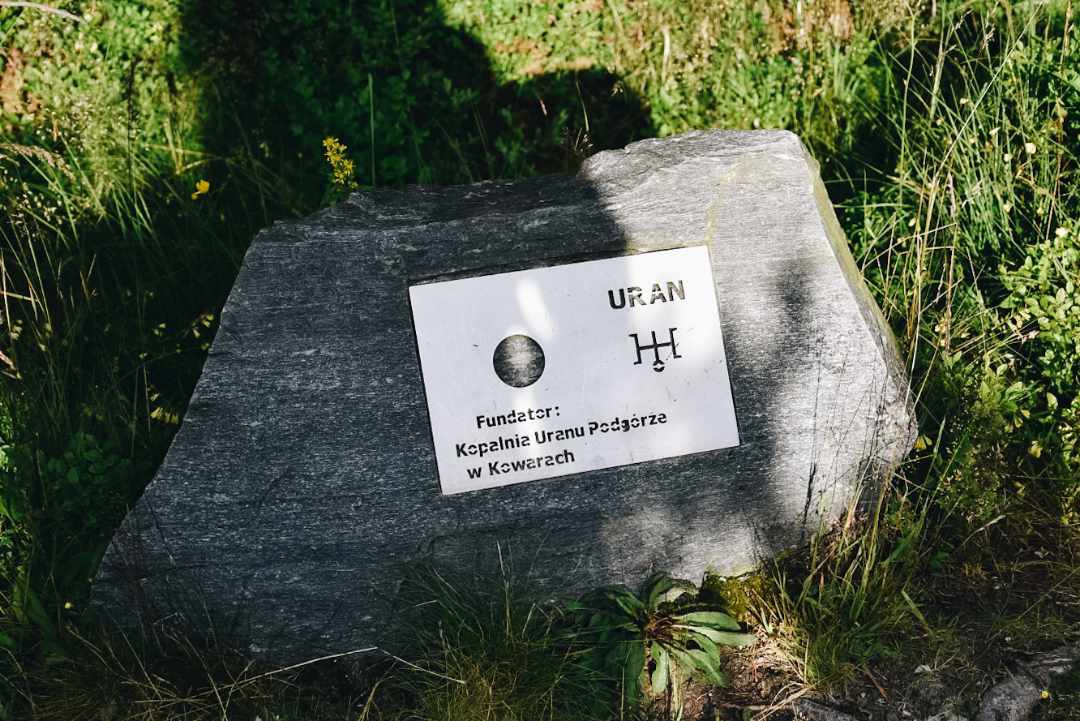 Model układu Słonecznego Góry Izerskie, kamienny symbol Urana.
