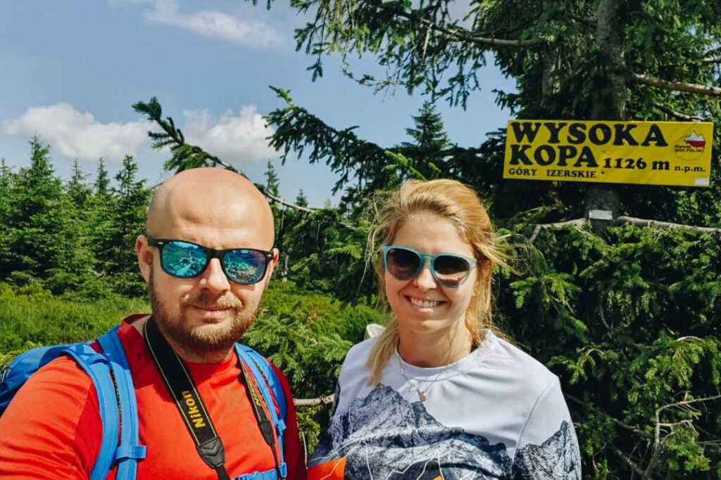 Para turystów na szczycie Wysokiej Kopy, Góry Izerskie.