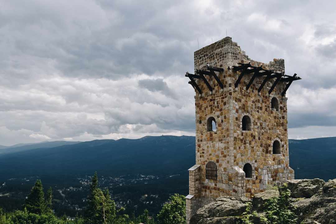 Kamienna wieża, Wysoki KAmień, Góry Izerskie, w tle Karkonosze.