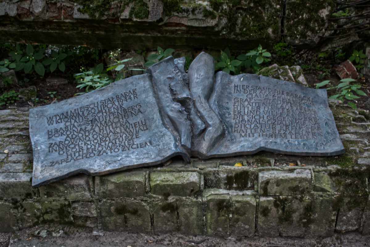 MAzury, Wilczy Szaniec, tablica upamiętniająca zamach na Hitlera.