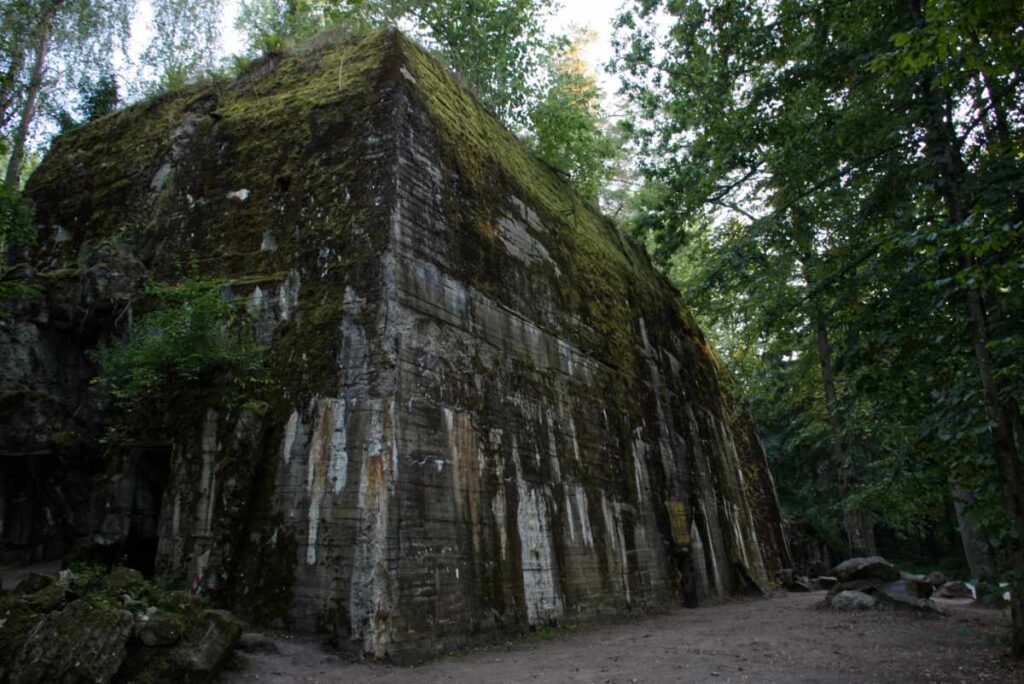 Potężny schron w Wilczym Szańcu.