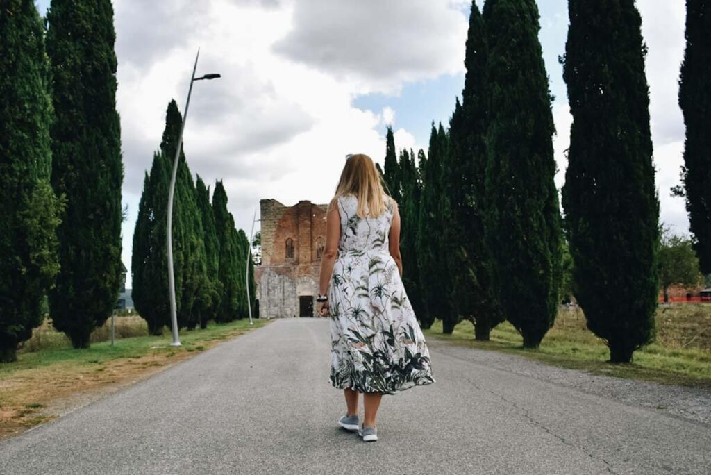 Toskania opactwo San Galgano cyprysowa droga