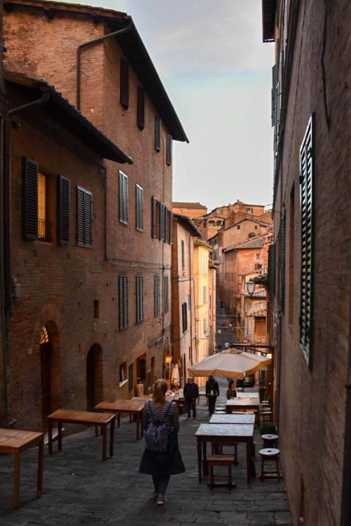 Toskania Siena Uliczka o zachodzie słońca