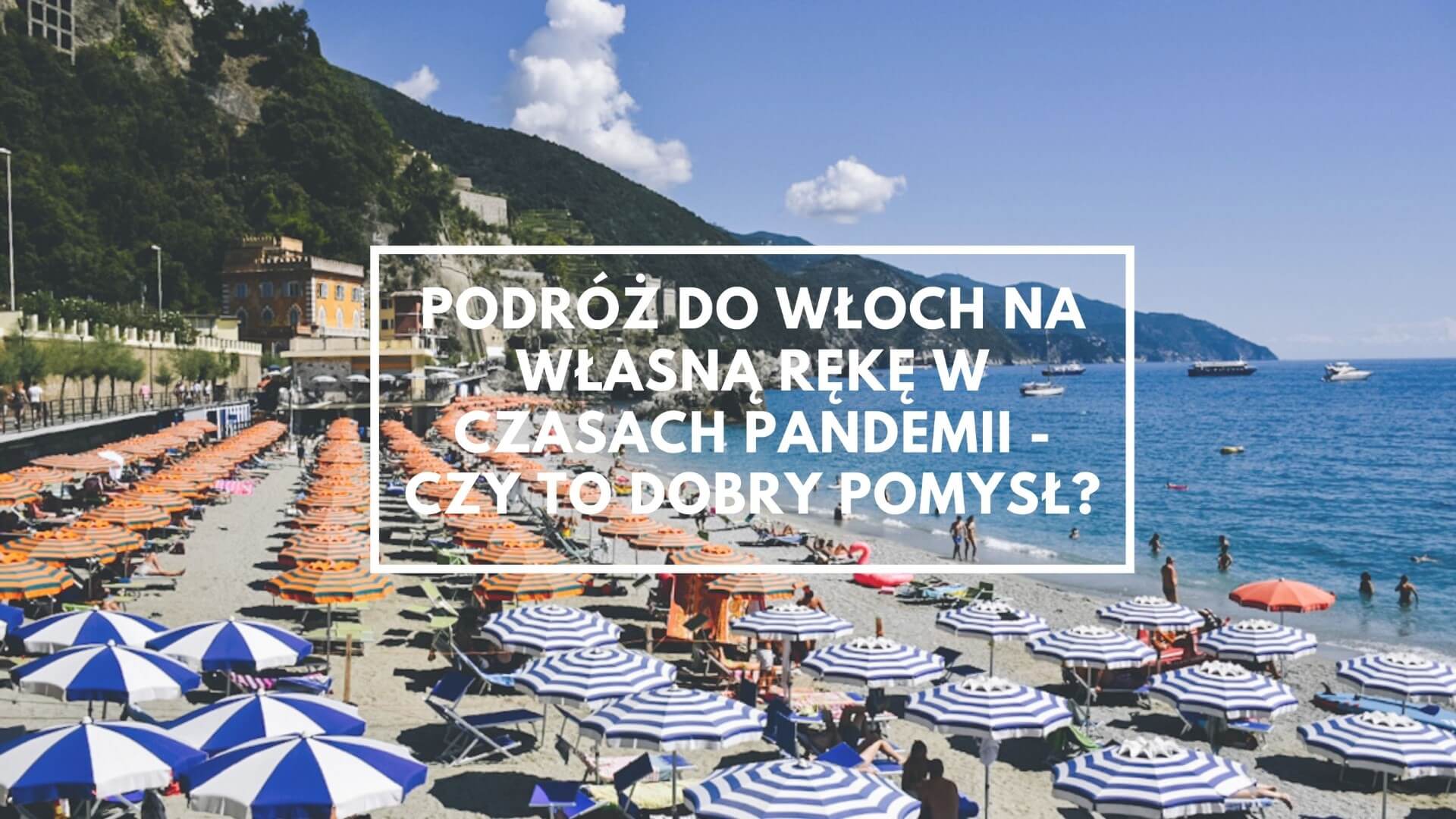 Włochy plaża zapełniona parasolmi.