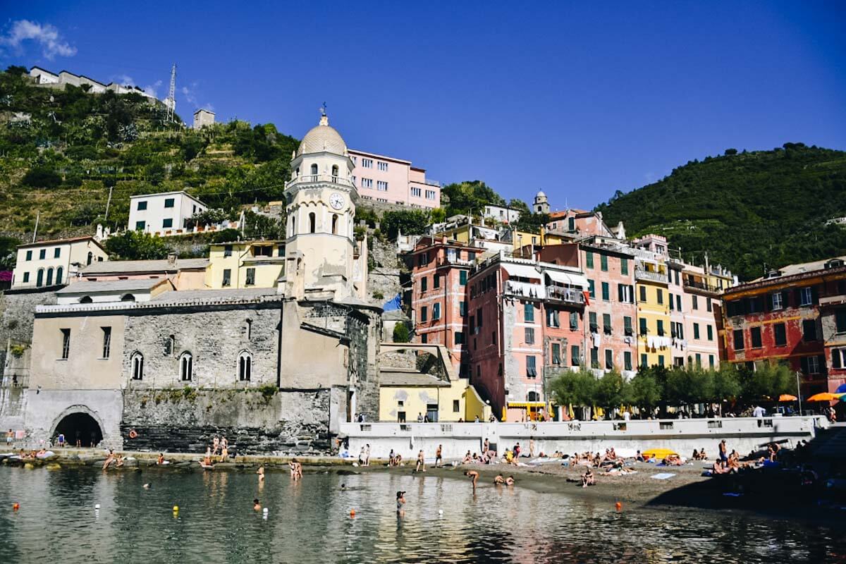 Włochy kolorowe kamieniczki nad wybrzeżem.