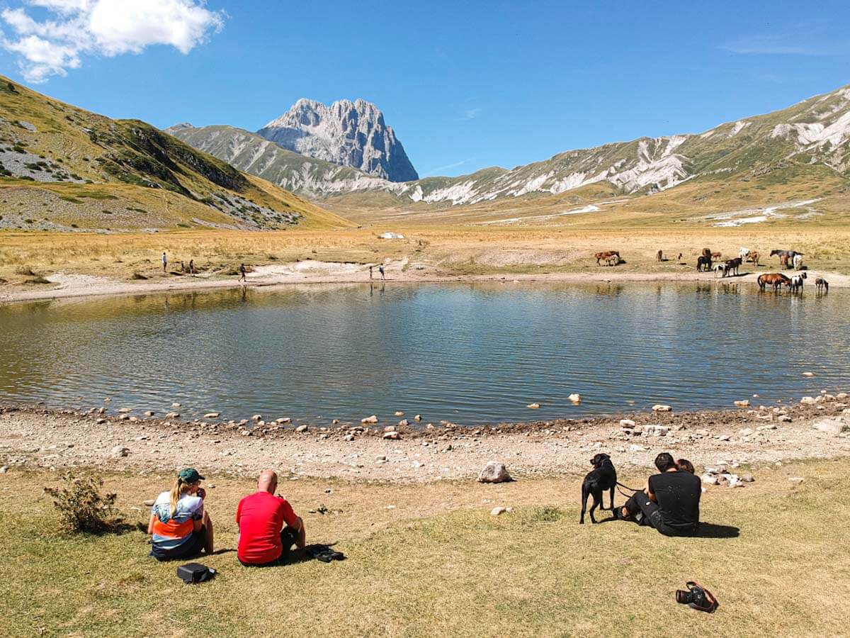Jezioro w Gran Sasso w tle Corno Grande, Włochy.