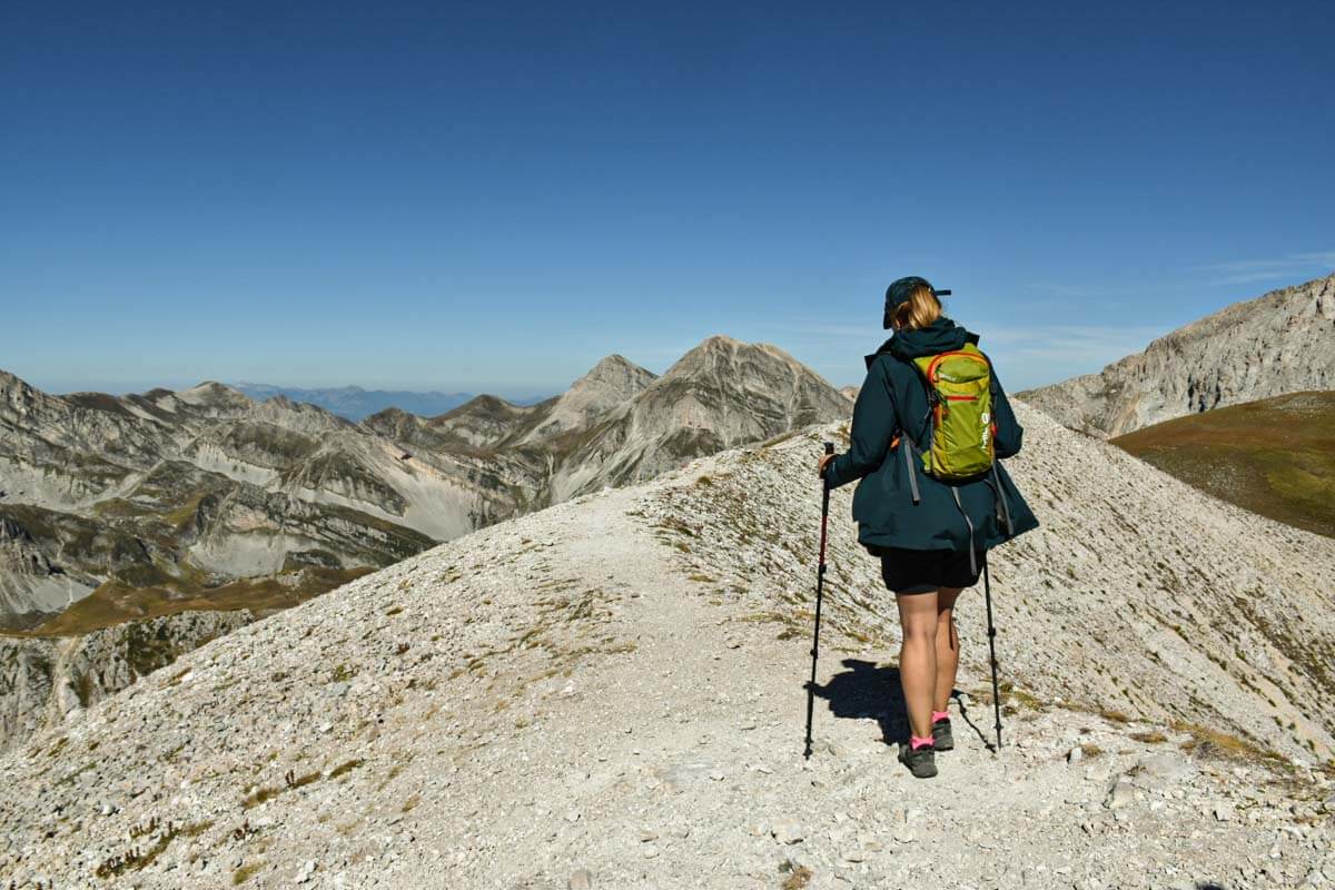 Turystka na szlaku w Gran Sasso.