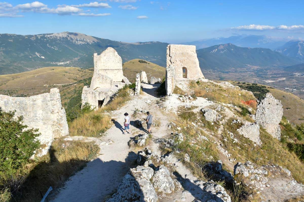 Ruiny zamku we Włoszech.