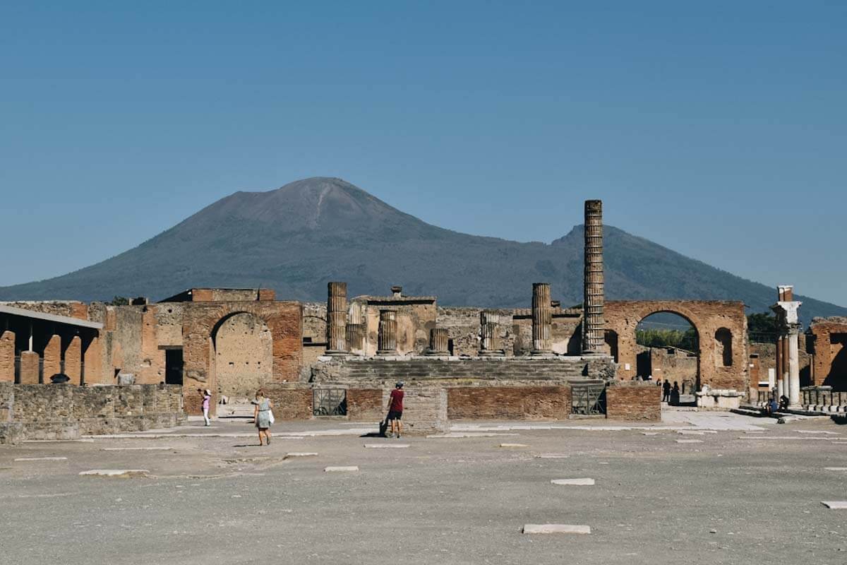 Wezuwiusz widziany z ruin w Pompejach.