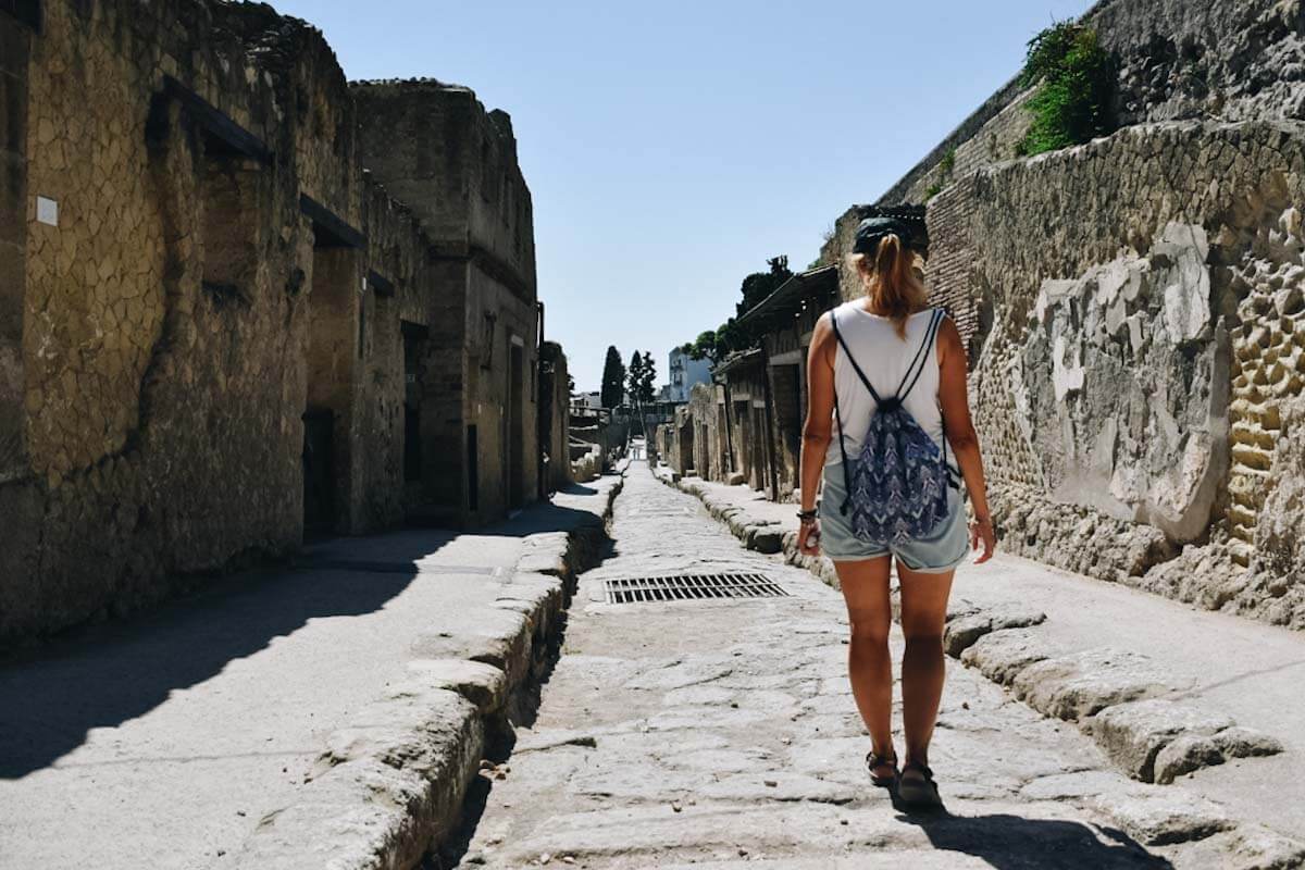Turystka spacerująca po antycznej drodze we włoskich Pompejach.