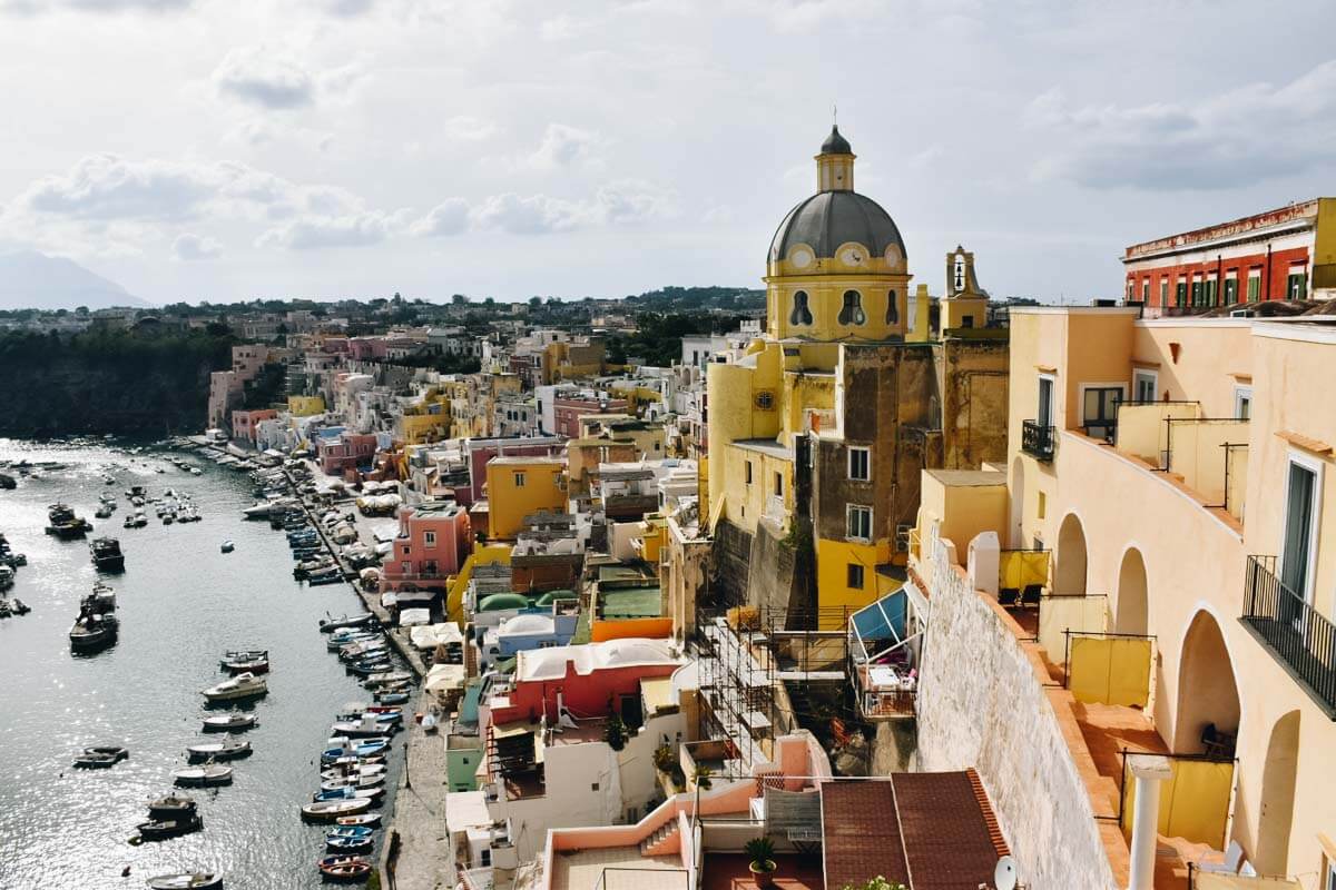 Kolorowe kamieniczki Procida, Włochy.