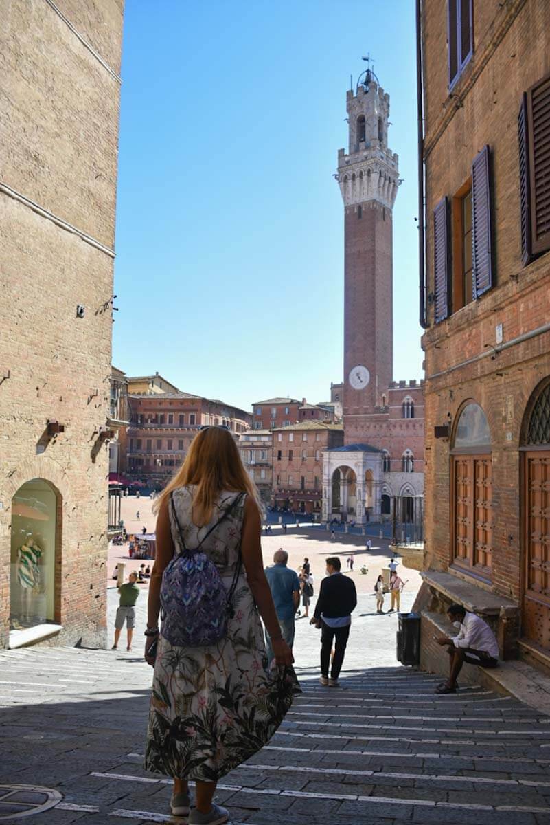dziwczyna spacerująca po włoskim miasteczku.