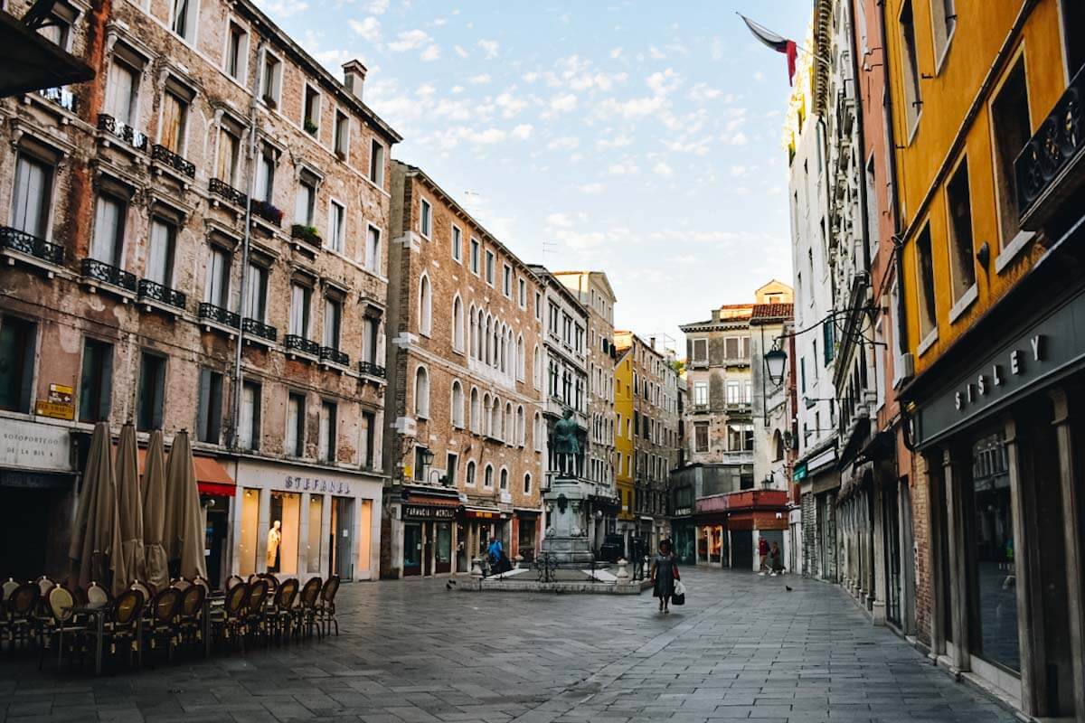 Wąskie uliczki Wenecji, Włochy.