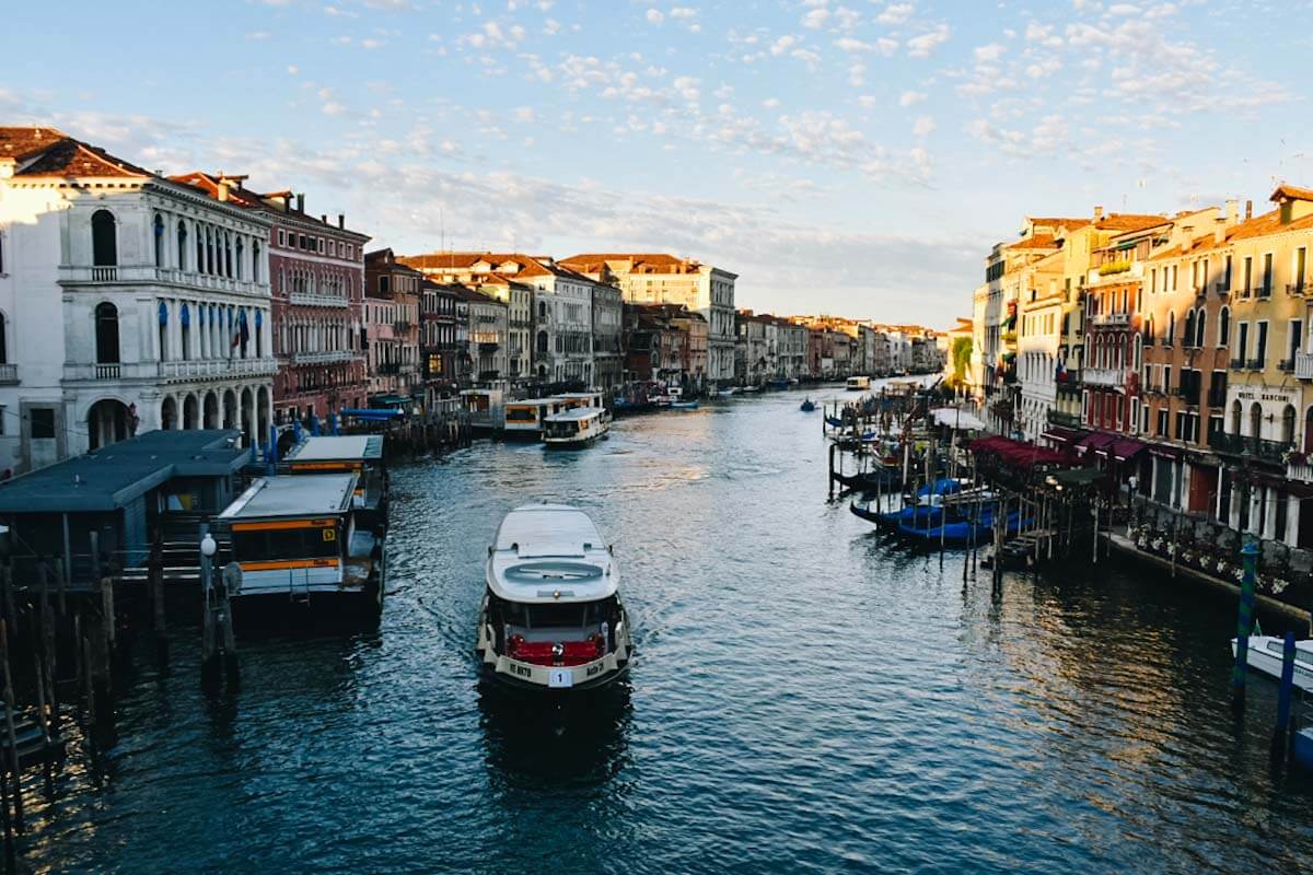 Statek płynący przez Wenecję.