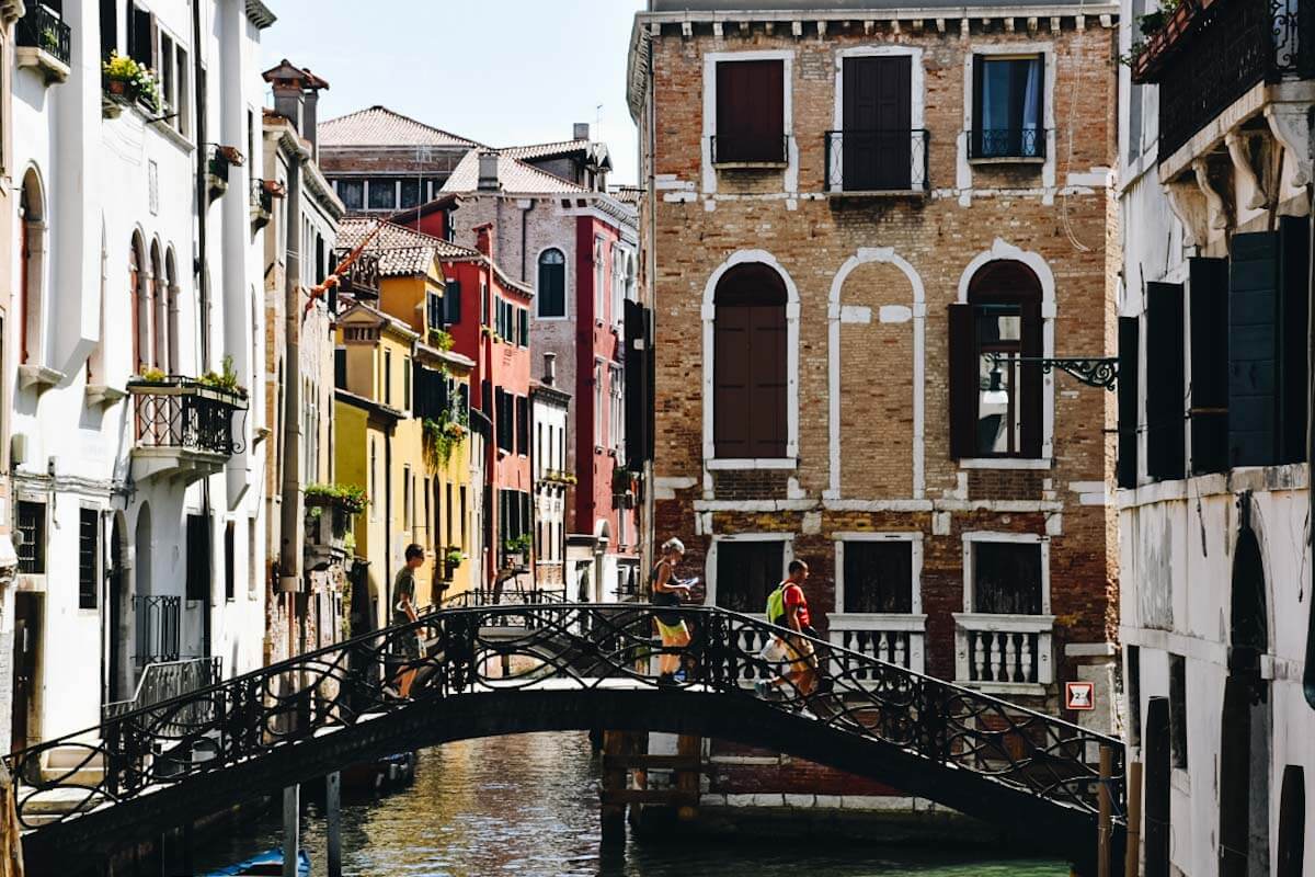 Kamienice nad kanałami w Wenecji .