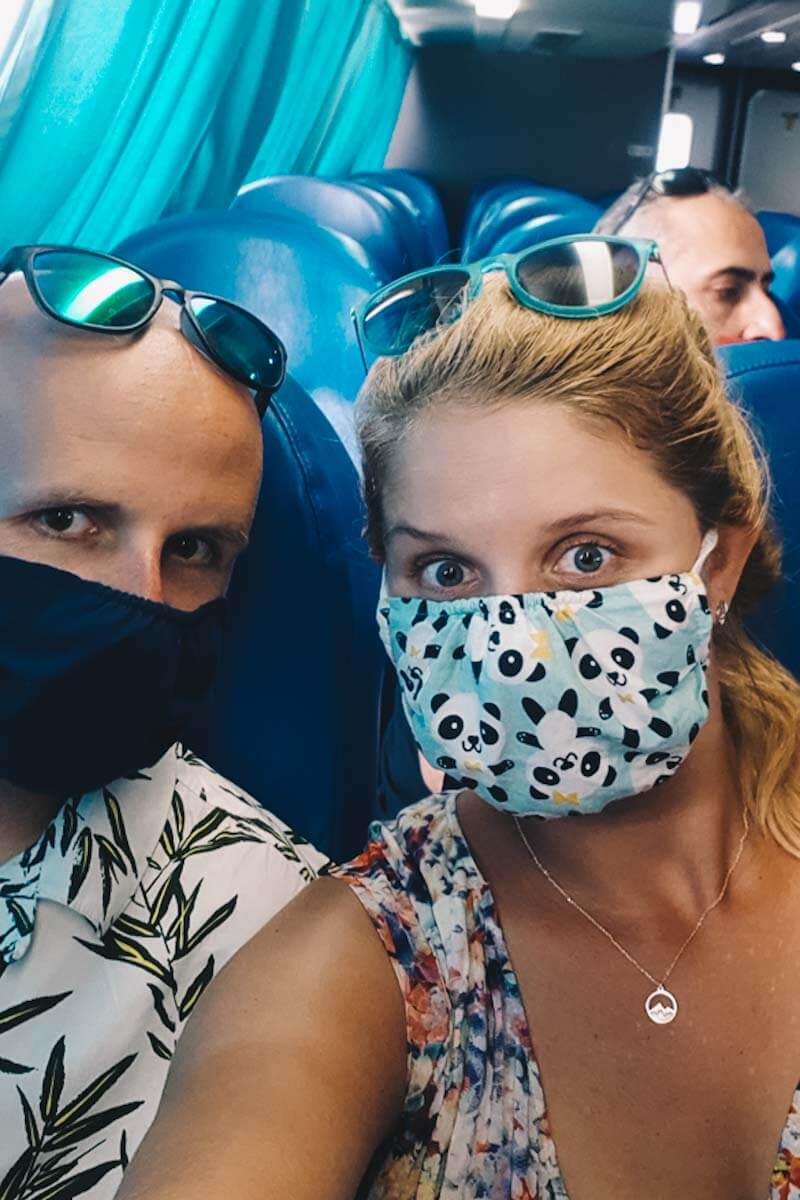 Para w maseczkach na pokładzie wodolotu.