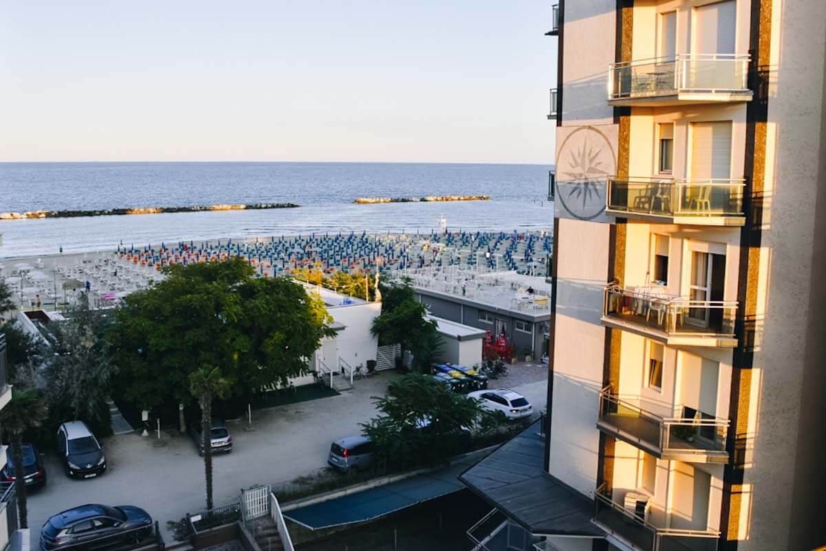 Włochy. plaża widziana z balkonu hotelowego.