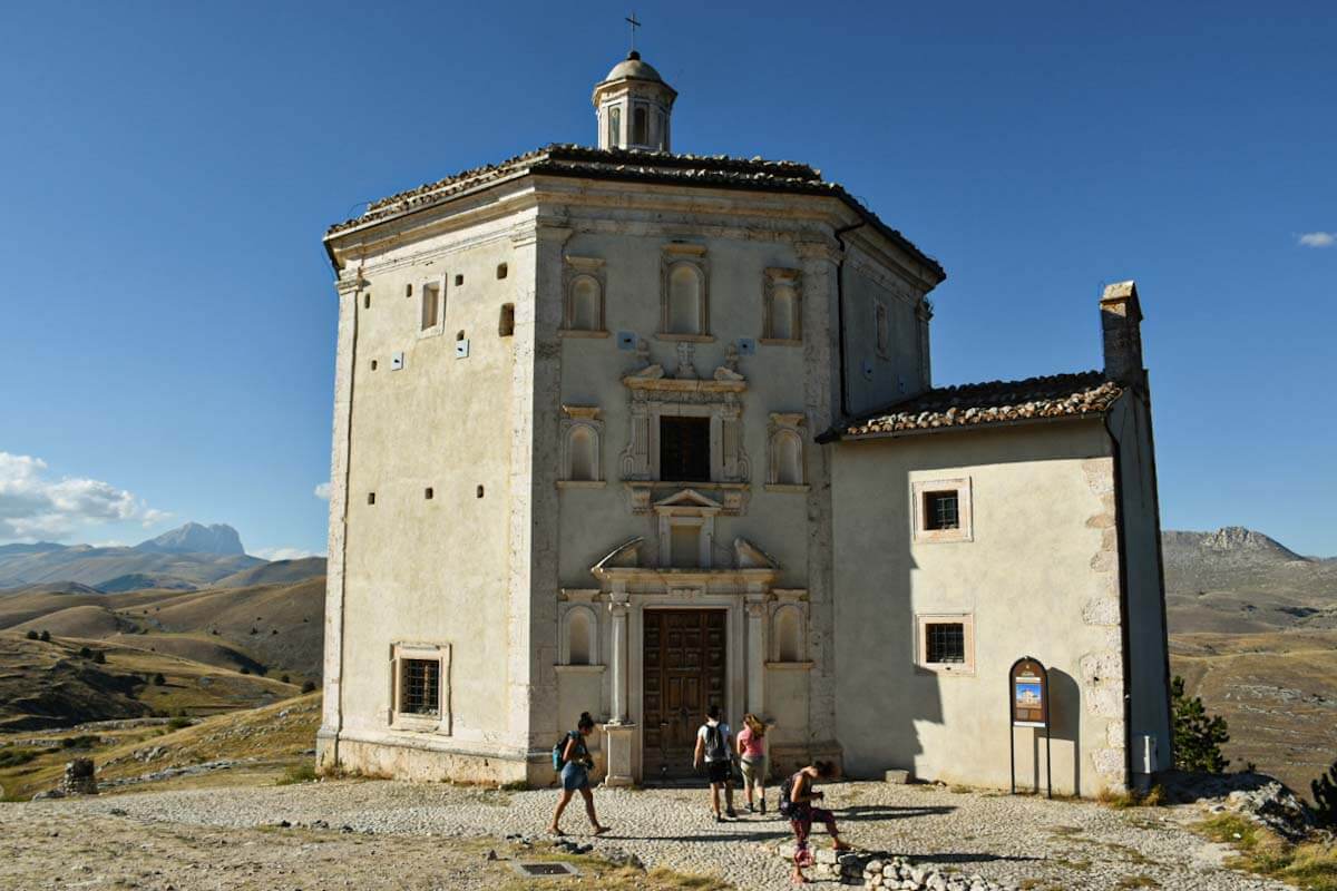 Kościół obok Rocca Calascio.