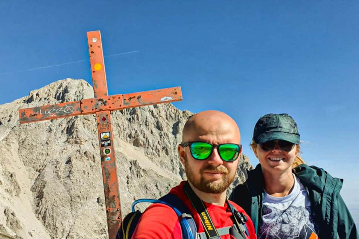 Para na szczycie Monte Aquila, w tle Corno Grande.