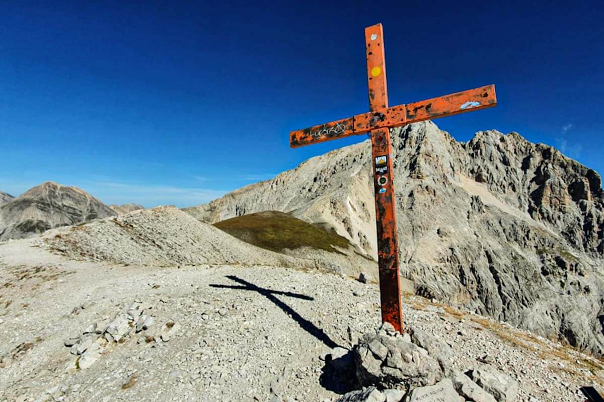 Krzyż na szczycie Monte Aquila, w tle Corno Grande.