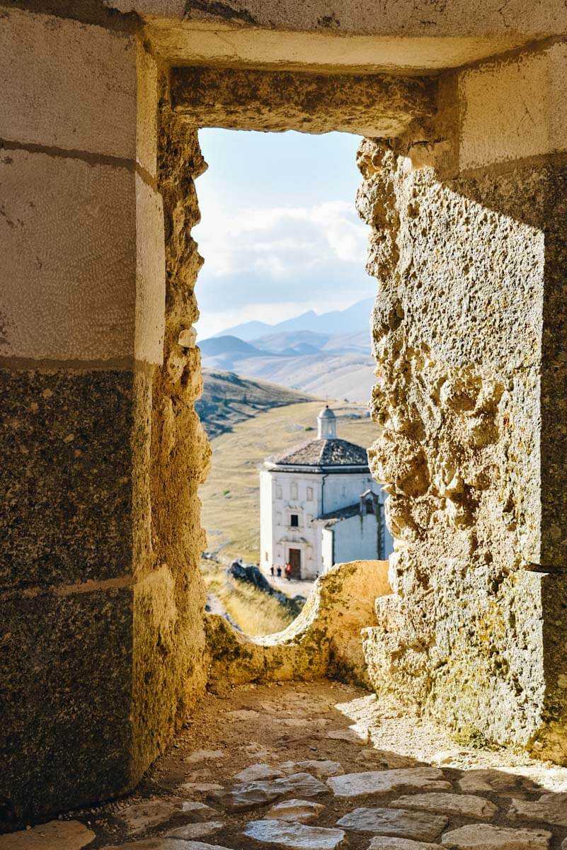 Kościół obok Rocca Calascio, widziany z twierdzy.