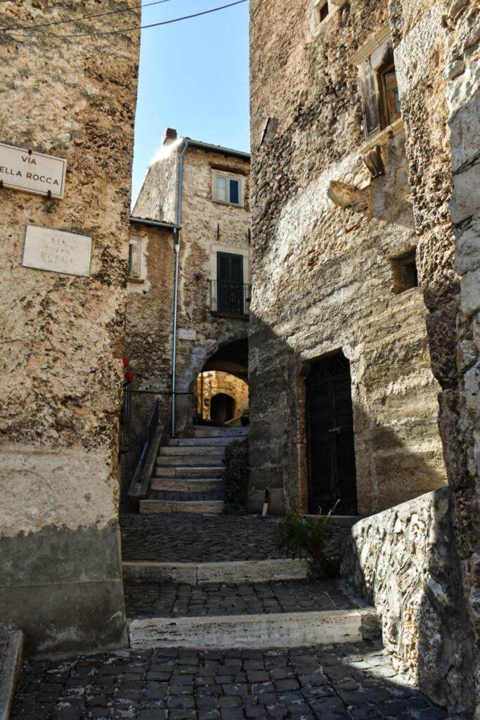 Wąskie uliczki Calascio.