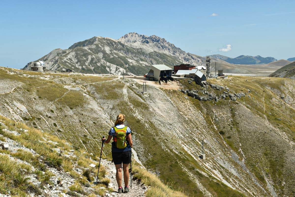 Turystka w Apeninach, w tle Campo Imperatore.