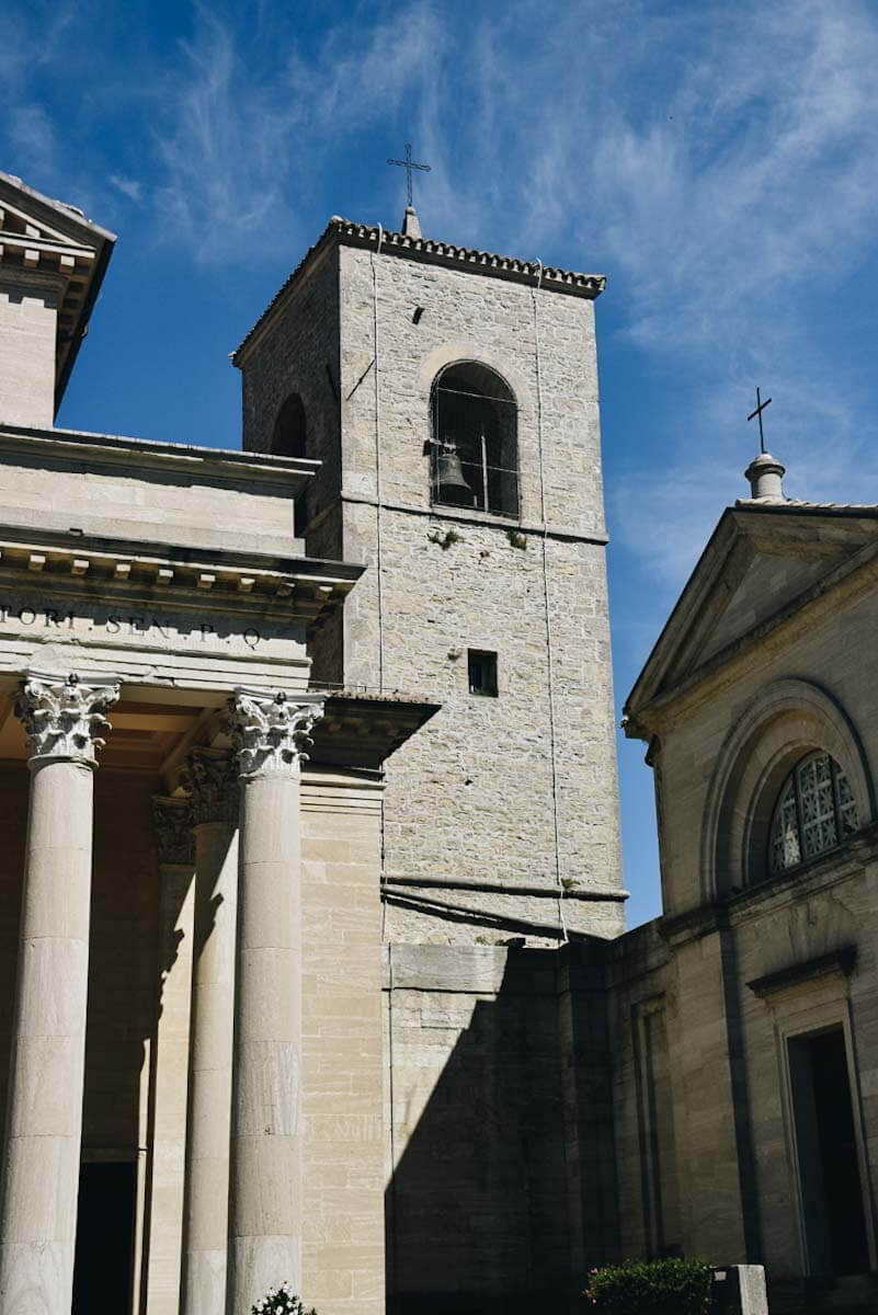 Dzwonnica przy Bazylice św. Maryna.