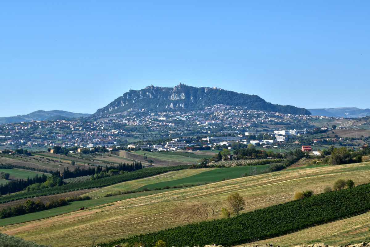 San Marino widziane z daleka.